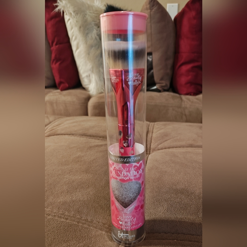 Rare IT Cosmetics FLAT Heart Brush 2019